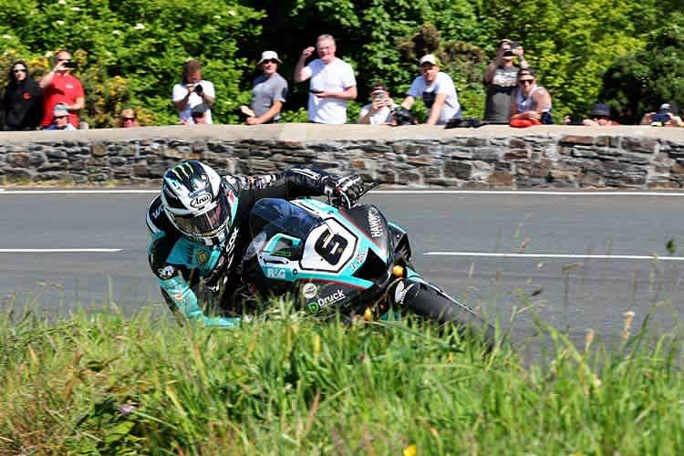 Michael Dunlop ist jetzt der schnellste Zweiradpilot auf dem Snaefell Mountain Course
