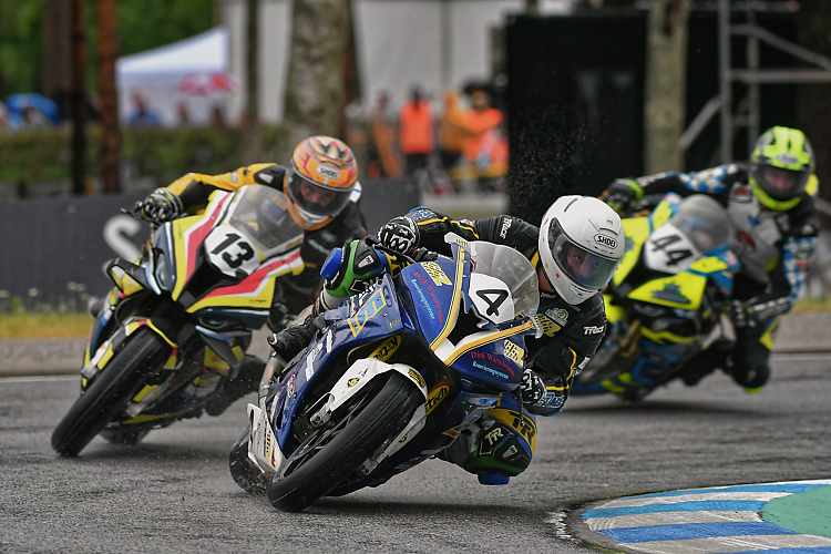 Nico Müller (4) vor Ville Valtonen (13) und Johannes Schwimmbeck