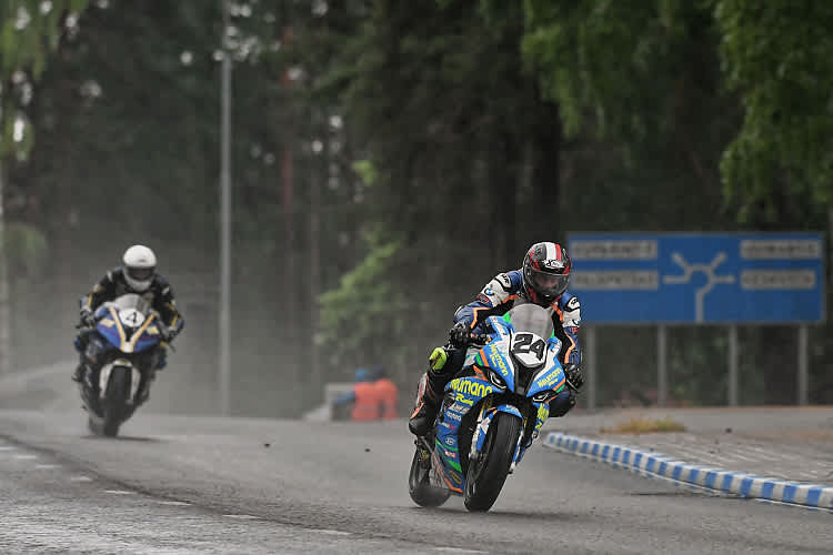 Patrick Hoff (24) - hier vor Nico Müller - liegt in der IRRC Superbike an der zweiten Stelle