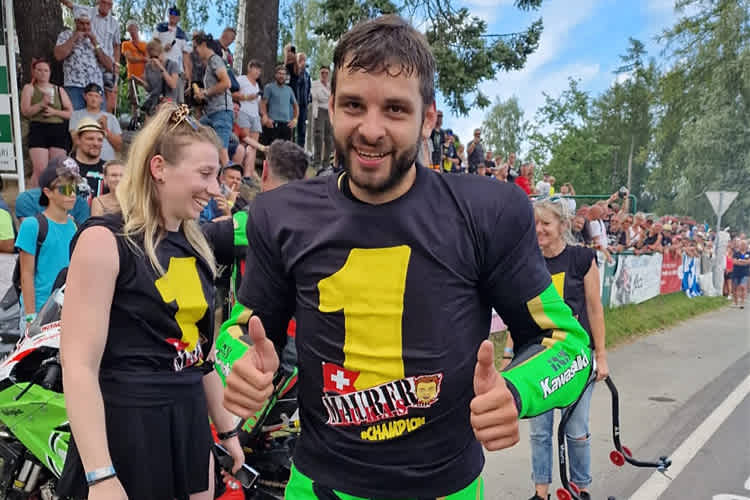 Das Meister T-Shirt war bei Lukas Maurer vorsichtshalber bereits vorbereitet