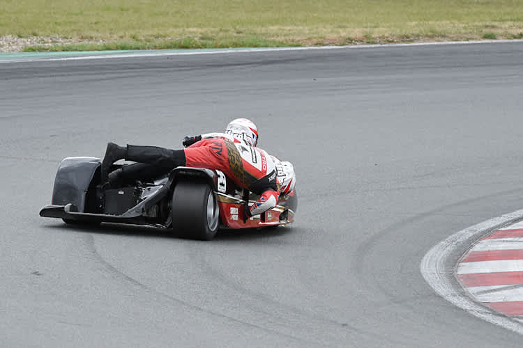 Stephen Kershaw/Ryan Charlwood legen schwarze Streifen auf den Asphalt