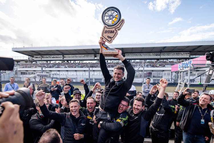  Nicolas Raeder feiert den DTM-Titel