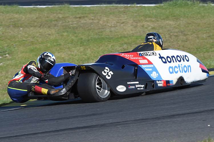 Beifahrer Luca Schmidt: Gruß an den SPEEDWEEK-Fotografen