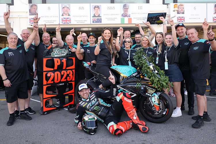 Peter Hickman liegt seiner Teamchefin Faye Ho zu Füßen