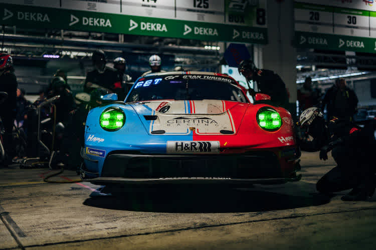  Das gewohnte Umfeld des Huber Motorsport Porsche 911 GT3 R ist auf der Nürburgring Nordschleife, nun feiert er sein Debüt im ADAC GT Masters