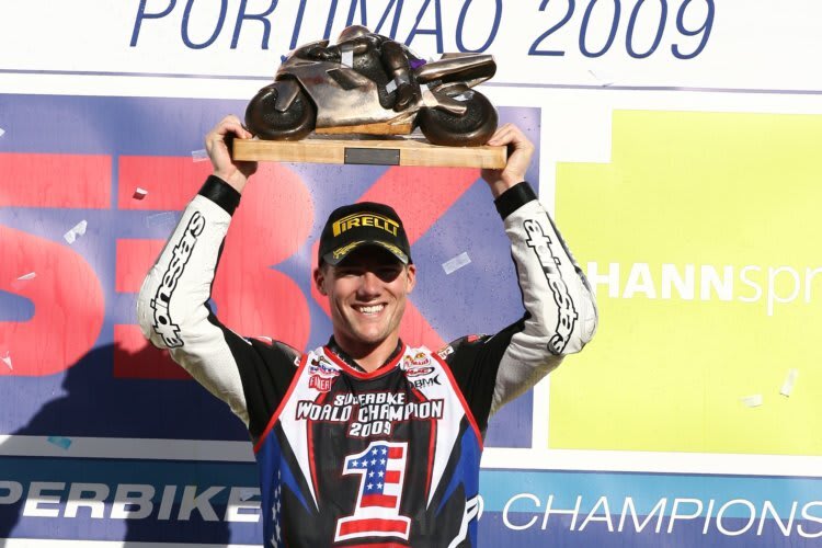 Ben Spies 2009 mit der Superbike-Trophäe