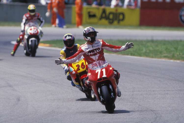 Nach Platz 10 beim Heim-GP 1995 ließ sich Chili auf der Cagiva feiern
