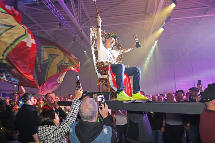 «Domi Fighter» wurde auf einem Thron getragen