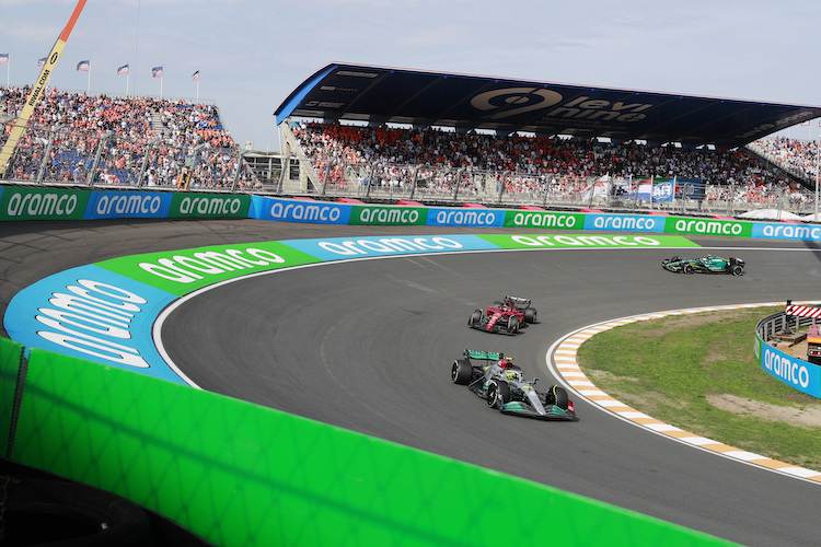 Lewis Hamilton vor Charles Leclerc und Sebastian Vettel