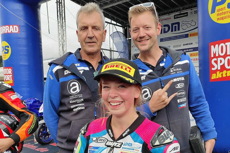 Lucy Michel (vorne) mit den langen Kerlen vom Team TSL