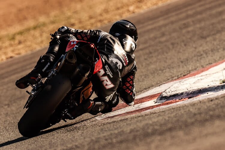 Bei der Ducati V2 handelt es sich wahrscheinlich um sein Einsatzmotorrad