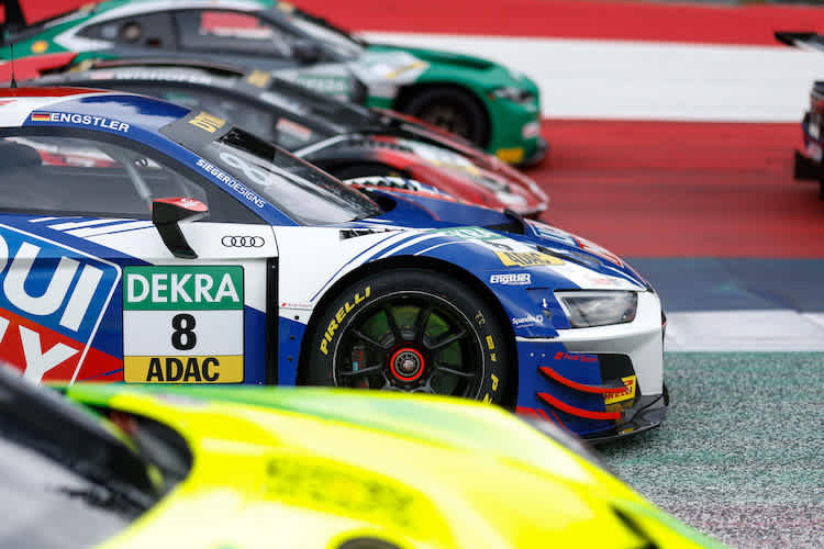  Das DEKRA-Logo wird auf den Startnummerntafeln der Fahrzeuge abgebildet