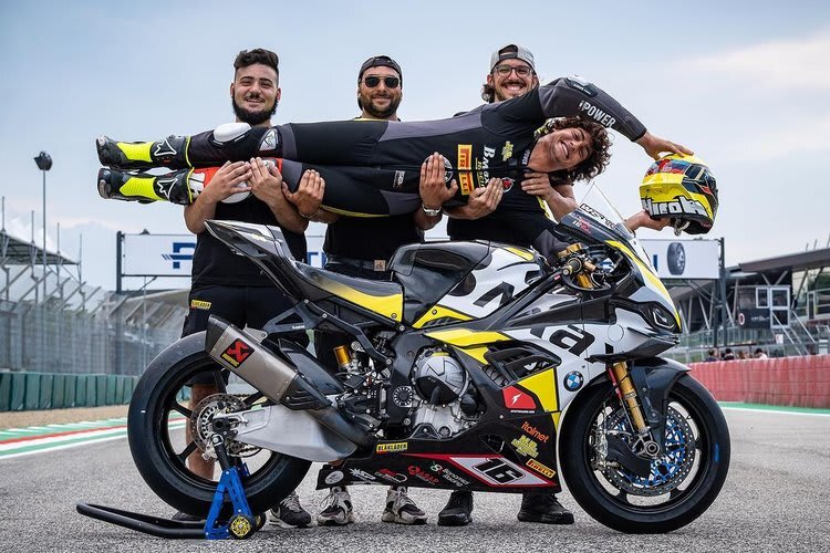 Gabriele Ruiu wird von seinem BMW-Team auf Händen getragen