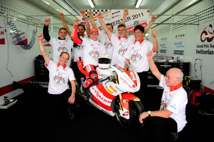 Jubel beim Kiefer-Team um Champion Stefan Bradl