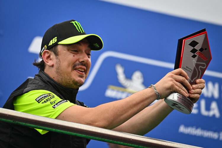 Alessio «Uccio» Salucci, Rossis langjährige rechte Hand und nun VR46-Teamchef, nach dem Sieg in Las Termas