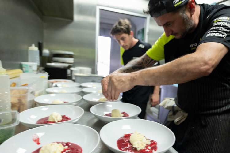 In der mobilen Küche werden die Speisen zubereitet