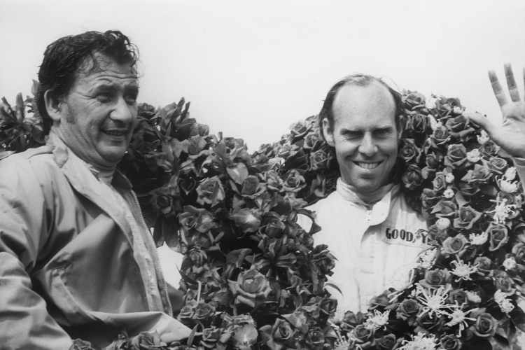 Hans Herrmann (li.) nach dem Sieg bei den 24h Le Mans 1970