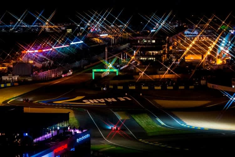 Tolles Flair: Start/Ziel in Le Mans bei Dunkelheit