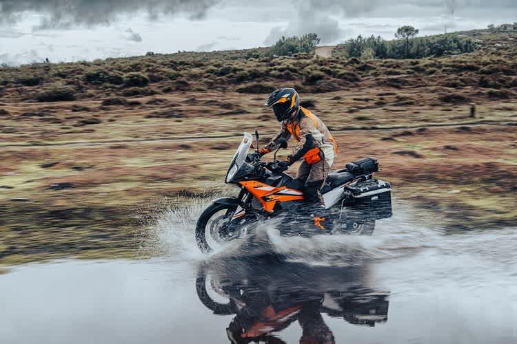 KTM 890 Adventure: 2023er Modell im neuen Design mit harmonischem Übergang von der Frontverkleidung in den Tank