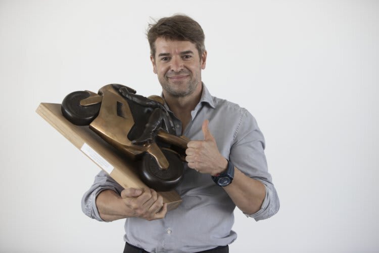 Carlos Checa mit der Trophäe für den Superbike-Gewinn 2011