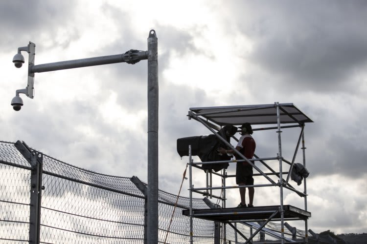 Auf Lombok tragen die Kameramänner kurze Hosen