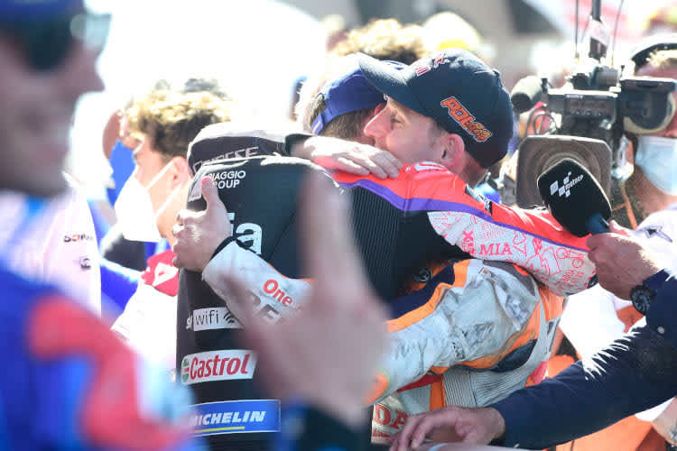 Aleix und Pol Espargaró nach dem ersten MotoGP-Sieg des Aprilia-Piloten