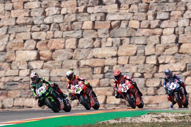 Eine Szene aus 2022: Jonathan Rea vor Alvaro Bautista, Michael Rinaldi und Toprak Razgatlioglu