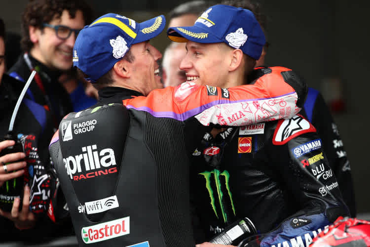 Aleix Espargaró und Fabio Quartararo: Umarmung im Parc Fermé