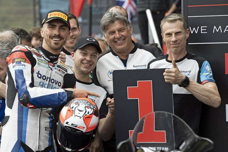 Loris Baz (li.) mit Michael Galinski (3.v.re.)