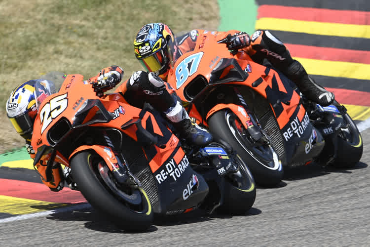 Raul Fernandez vor seinem Teamkollegen Remy Gardner