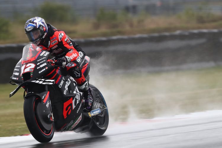 Auch im Nassen funktioniert die Aprilia RS-GP