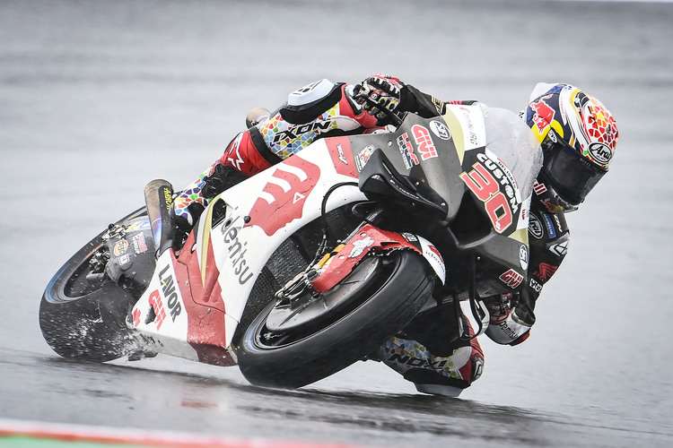 Takaaki Nakagami pflügt durch die Pfützen in Assen
