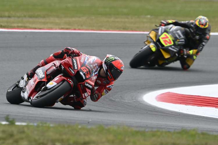 Pecco Bagnaia (GP22) vor Marco Bezzecchi (GP21)