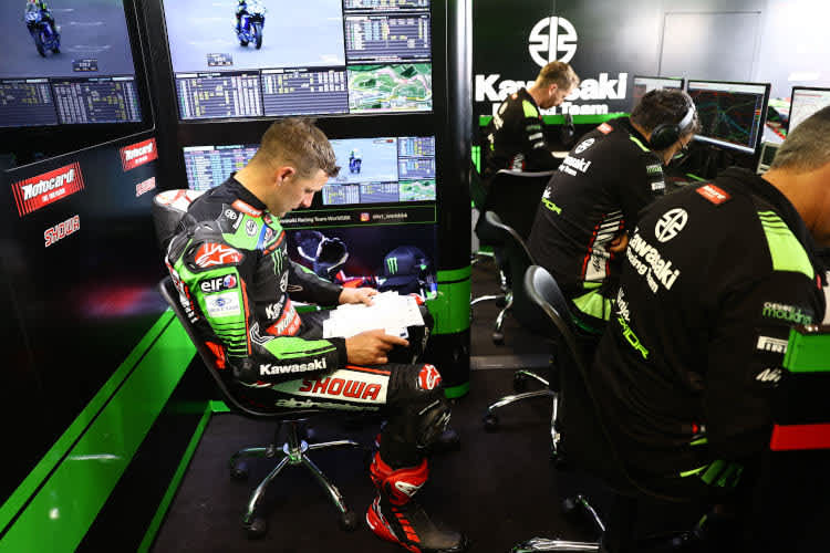 Jonathan Rea und seine Mannschaft bei der Arbeit