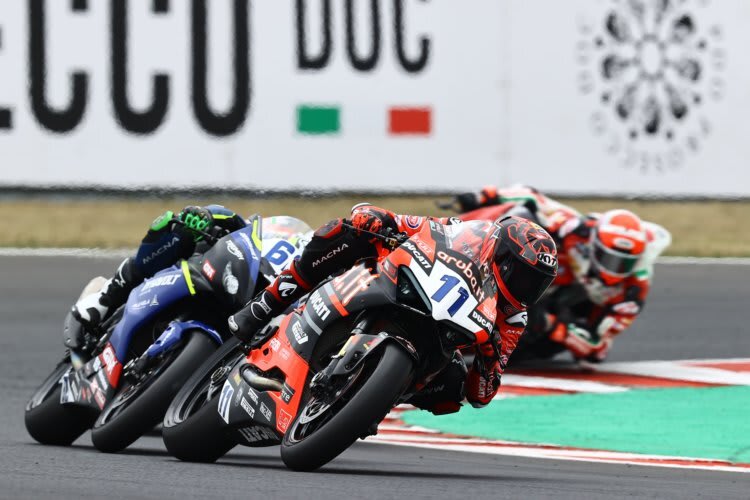 Nicolo Bulega (Ducati) und Stefano Manzi (Ducati) fuhren bereits auf das Podium