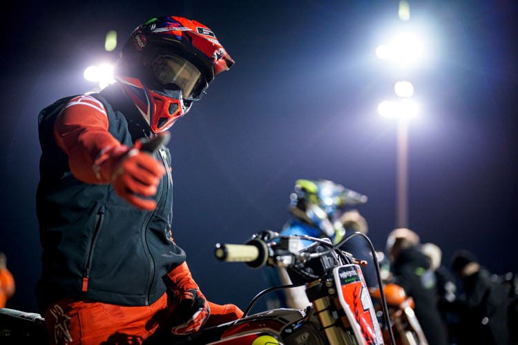 Daumen hoch und Nummer 1 für Pecco Bagnaia: Bisher nur auf der Rossi-Ranch