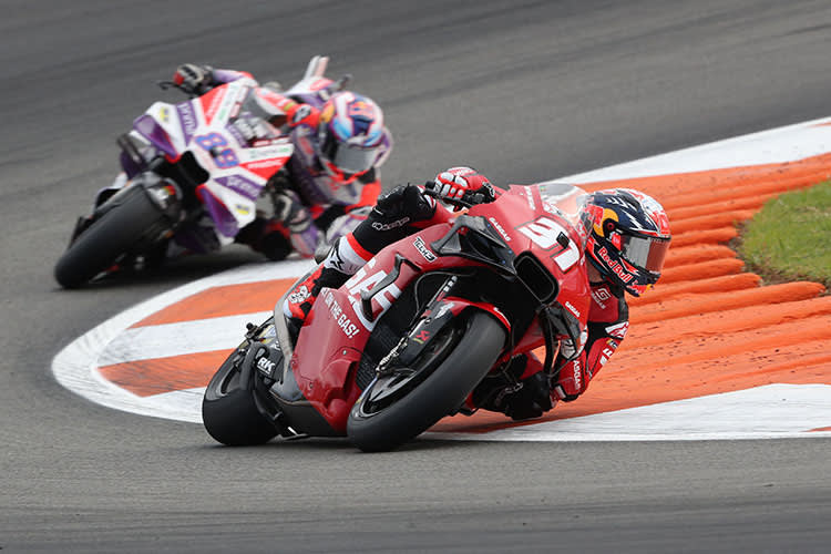 Pedro Acosta (31) vor dem Vizeweltmeister Jorge Martin