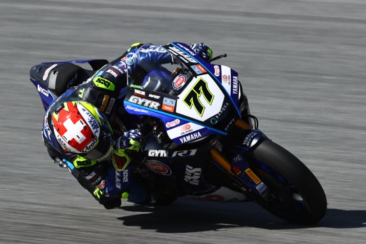 Dominique Aegerter - um Hintergrund Andrea Dosoli (li) und Kervin Bos (re) von Ten Kate