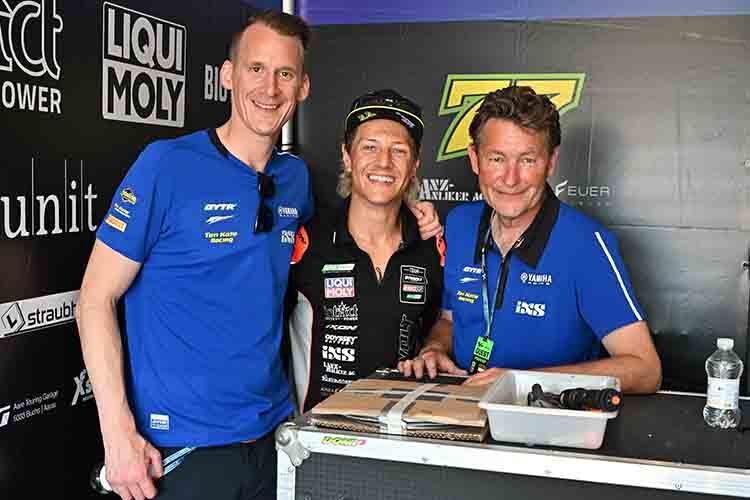 In Assen bekam MotoE-Pilot Aegerter Besuch von Kervin Bos und Ronald ten Kate