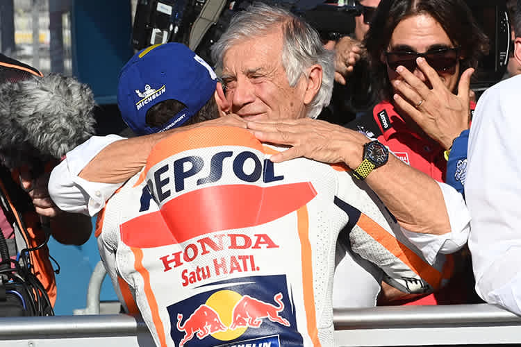 Giacomo Agostini nach dem Quali mit Marc Márquez