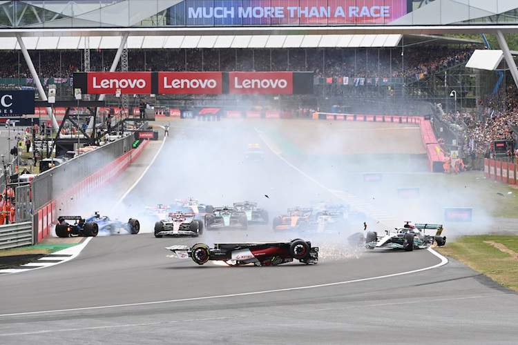 Der Alfa Romeo von Guanyu Zhou kopfüber, links ist Albon in die Leitschienen gekracht