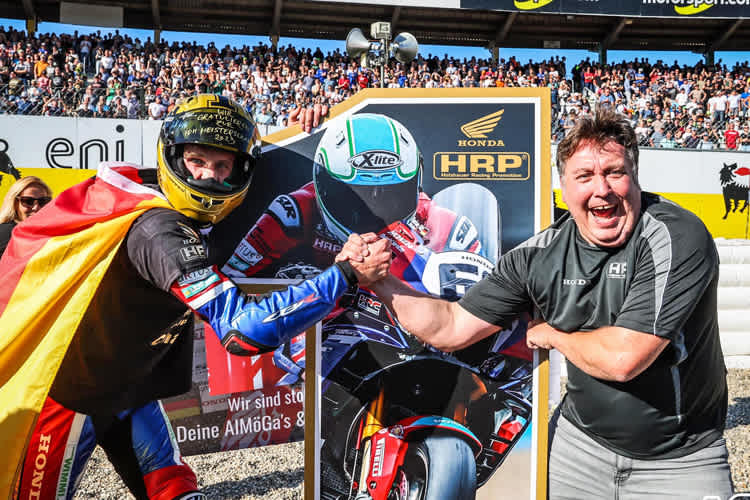 Florian Alt (li.) und Teamchef Jens Holzhauer in Partylaune