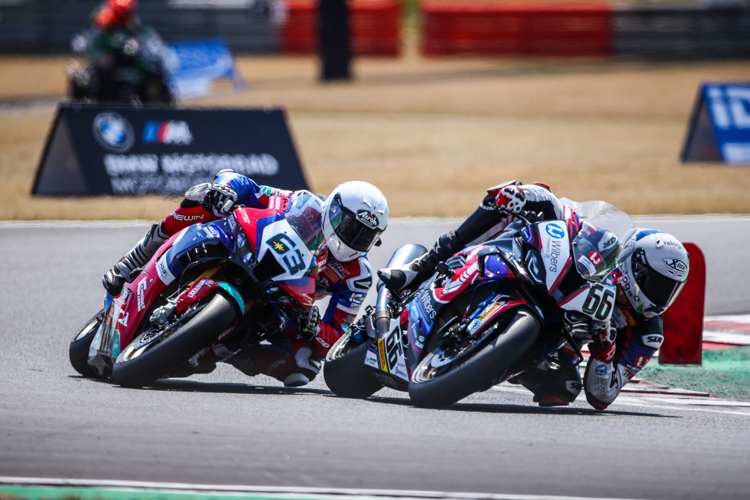 Florian Alt vor Leandro Mercado