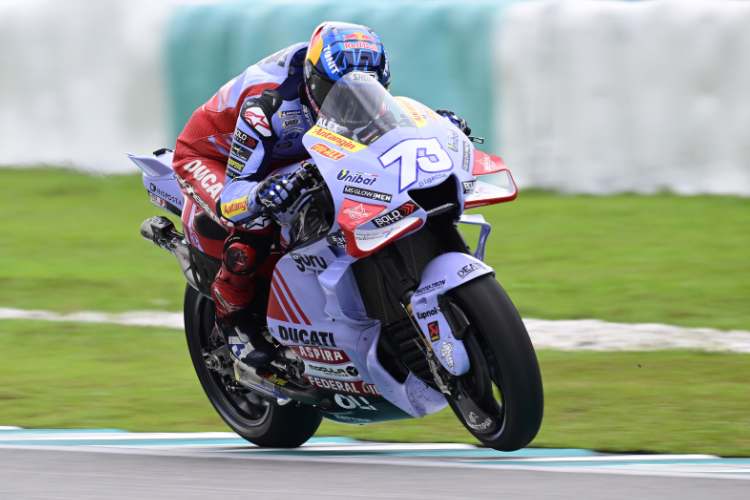 In der Gresini-Box: Teammanager Michele Masini, Alex Márquez und Ducati-Testfahrer Michele Pirro