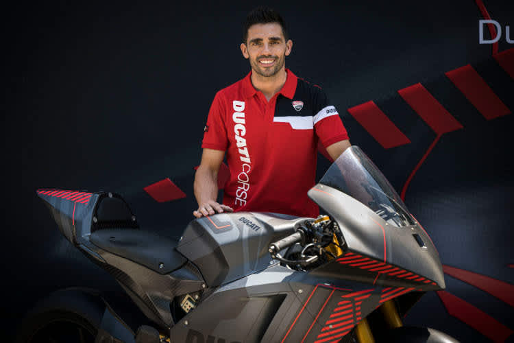 Michele Pirro posiert mit der V21L