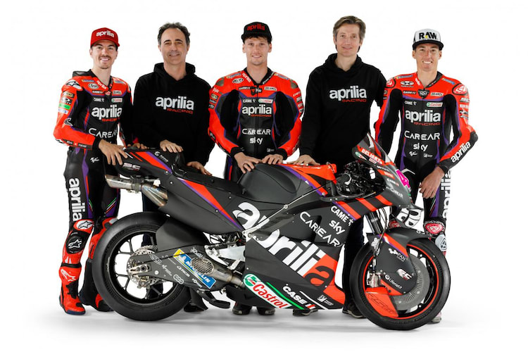 Die Aprilia-Mannschaft mit Aleix Espargaró, Maverick Viñales und Testfahrer Lorenzo Savadori
