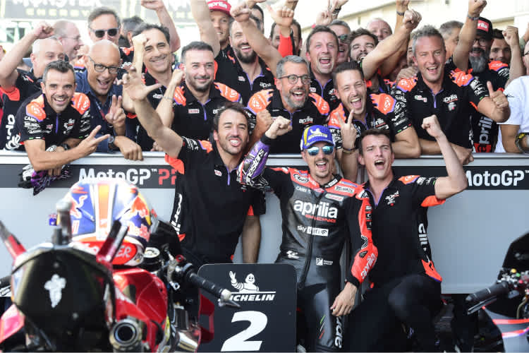 Das Aprilia-Team feiert Platz 2 von Maverick Vinales
