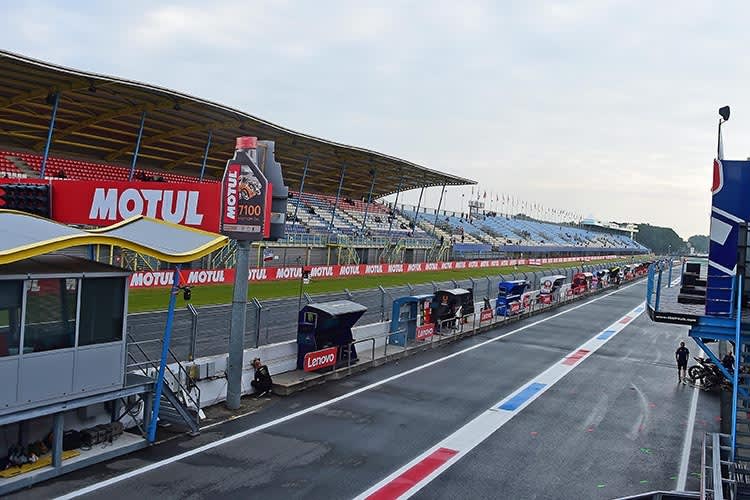 Assen am Sonntag um 8.10 Uhr früh: Bisher ist die Strecke noch nicht trocken