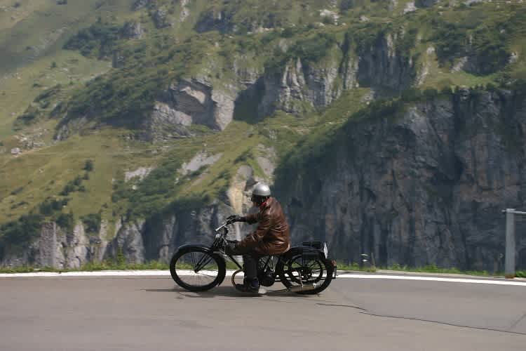 Ältere Auto- und Motorradfahrer sollen ab 70 zum medizinischen Check - wenn die EU-Führerscheinrichtlinie kommen sollte 