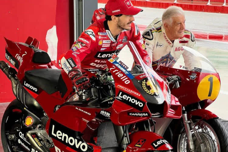 Foto-Session in den Boxen in Misano: Pecco Bagnaia mit der Nummer 1 neben Agostini